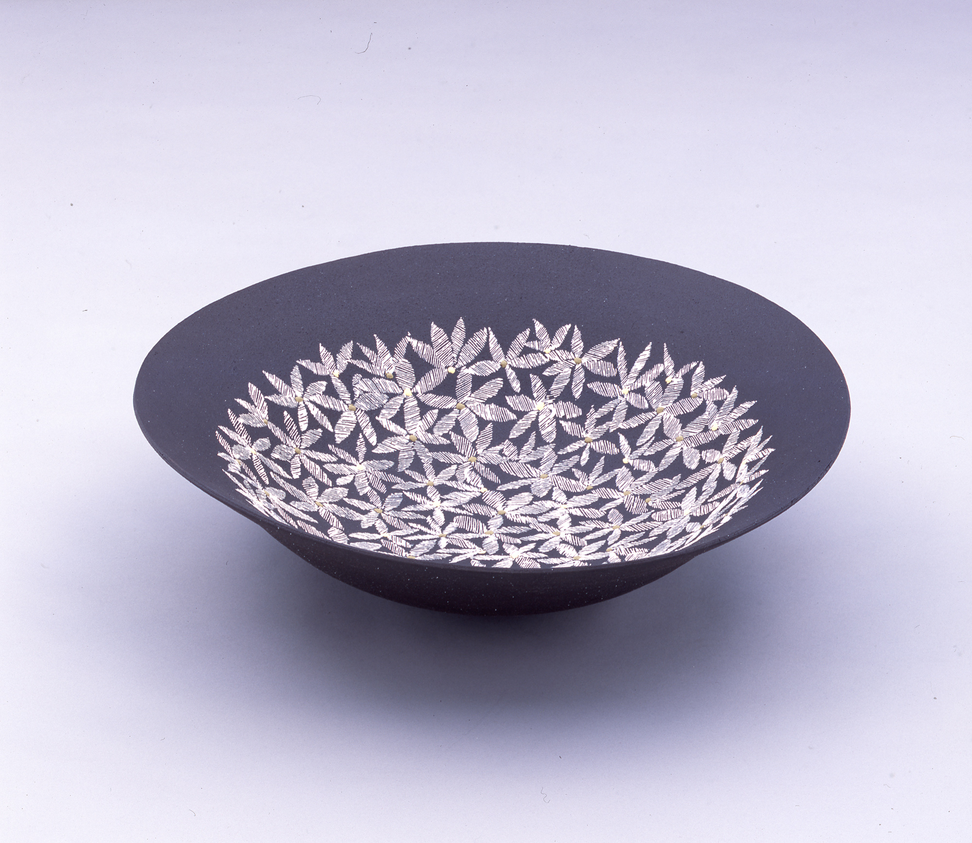 第一章より～谷野明夫「黒地堆二彩花紋飾鉢」 | 湖都しるべ ～陶芸の森