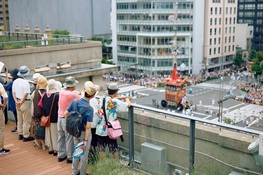 祇園祭前祭「山鉾巡行鑑賞＠本庁舎屋上庭園」開催₋ふるさと納税で京都市民以外の方も申し込めます。