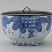 第一章より~「古染付葡萄文水指」(魯山人旧蔵)