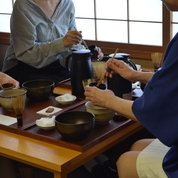 表千家北山会館で開催中の特別展「茶の湯への誘い」の関連企画として、「茶の湯体験」が開催されました。