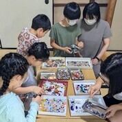 【レポート】夏休み親子向けワークショップ「堂本印象美術館をモチーフにガラス作品を作ろう！」が開催されました