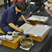浮世絵版画の摺り実演会が開催されました。
